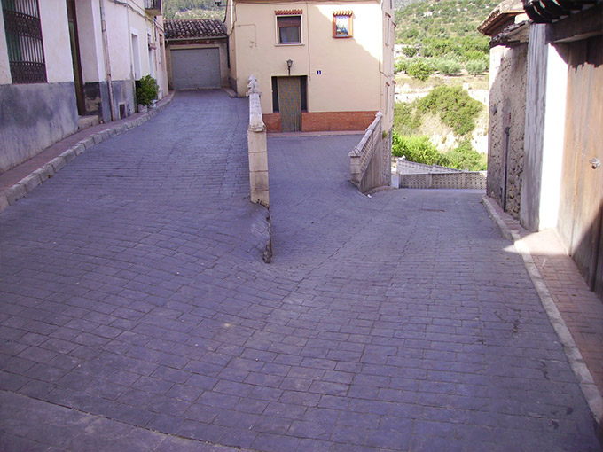 Repavimentación de la calle Relleu y contigua, en Benifallim (Alicante). (Diputación de Alicante)