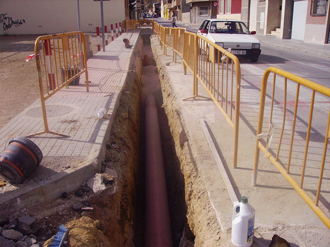 Mejoras de la red de agua potable y saneamiento en el N.U. de Rojales (Alicante) . Diputación de Alicante